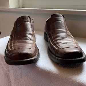 Men’s Kenneth Cole, size 13. Brown leather loafers in great condition.